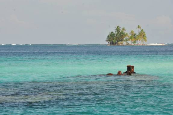 Barco afundado em uma das ilhas de San Blás, na costa do Panamá